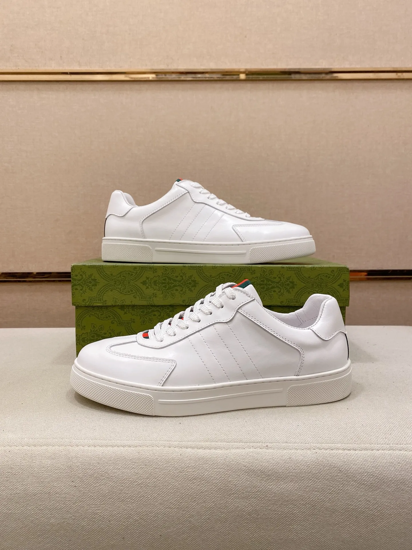 Factory price: 460💰 (GUCCI) The latest model from the official website 🎁🎁Casual and fashionable men's shoes👟, hot style 💥The version is simple and elegant, exclusive for trendy men. Unique official website latest brand elements 👑Gucci original decoration, fashionable and generous, the fabric is original cowhide ✅sheepskin lining, the official website specifies wear-resistant casual outsole, the classic model is taken in kind at the counter🎬38-44 (45 is not returned or exchanged)